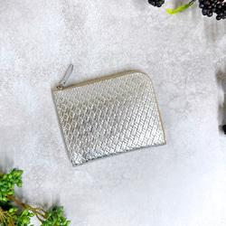 大きく開いて使いやすい！ マチ付き コンパクト財布 ハーフ 編み込みエンボスレザー シルバー 1枚目の画像