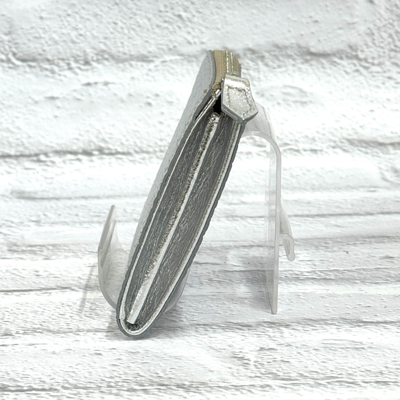 大きく開いて使いやすい！ マチ付き コンパクト財布 ハーフ 編み込みエンボスレザー シルバー 4枚目の画像