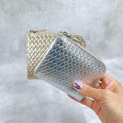 大きく開いて使いやすい！ マチ付き コンパクト財布 ハーフ 編み込みエンボスレザー シルバー 2枚目の画像