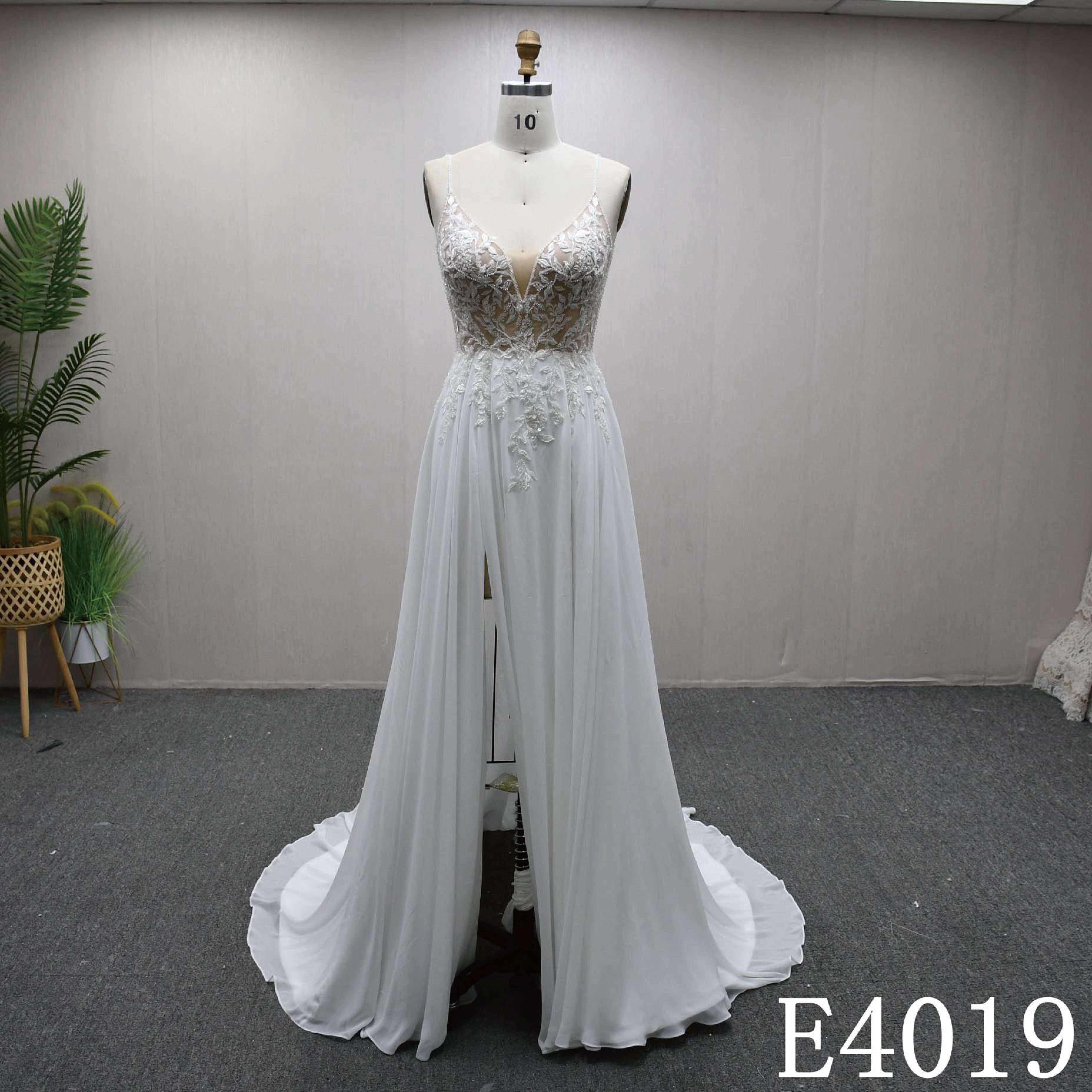 フロントスリット　白ホワイト　ワンピース　前撮りお呼ばれ撮影旅行　深めvネック　セクシー　ふんわりスカート　パーティー