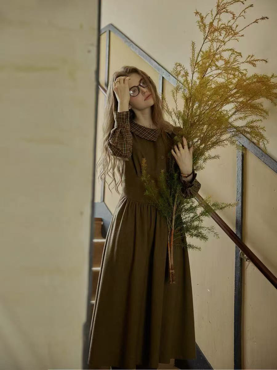 レトロ感溢れ　チェック柄ロングワンピース　縫い合わせウエストが絞られるワンピース