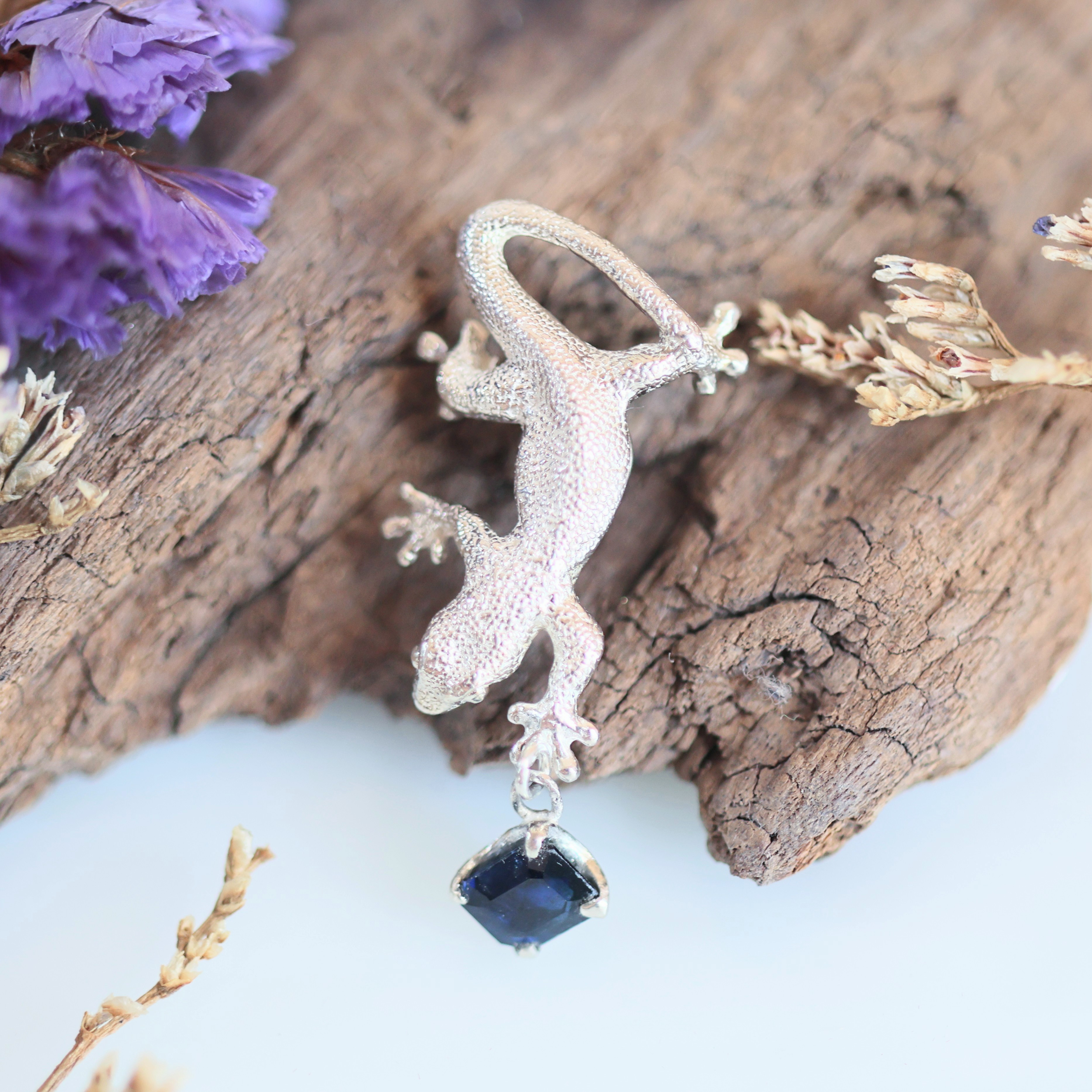 サファイア＆トカゲ（ゲッコー）のピンバッジ【1点限定】