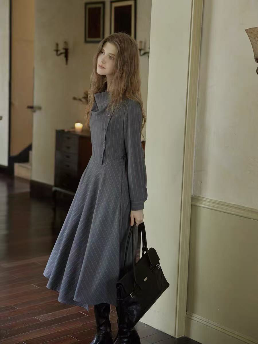 レトロ感溢れ　縦縞Aラインワンピース　ウエストが絞られるワンピース