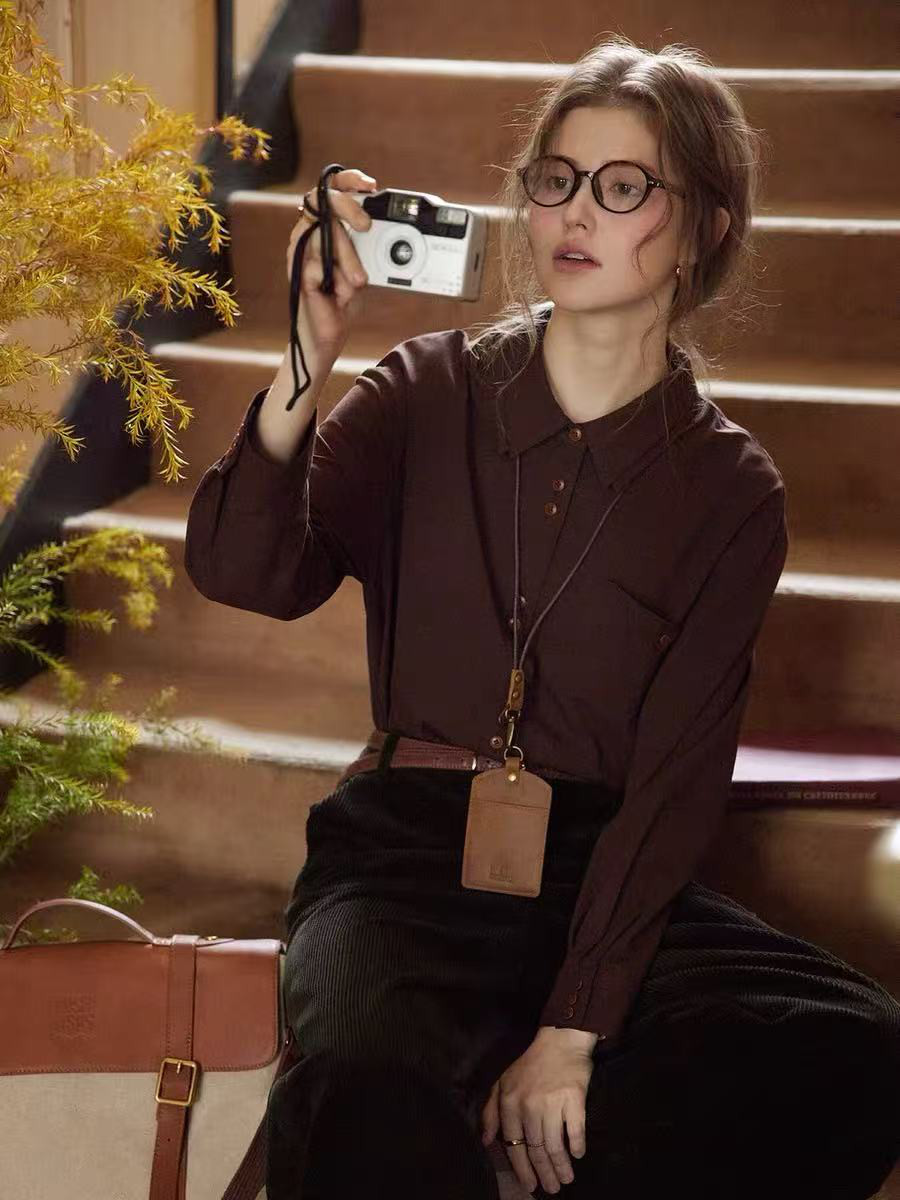 レトロ感溢れ　ココア色ロールカラーシャツ　ウエストが絞られるシャツ