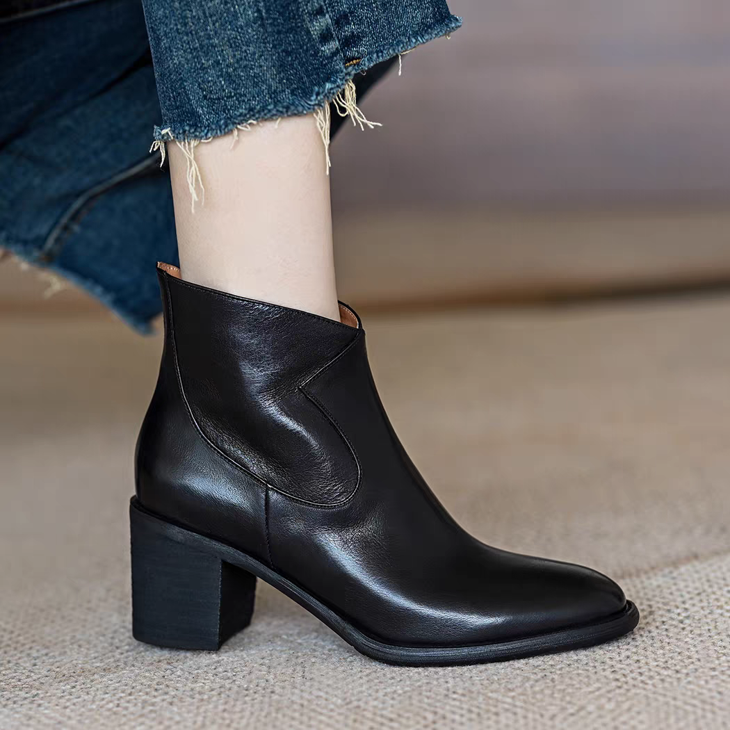 本革ブーツのようなリッチ感を加えたこだわりたっぷりのスクエアトゥショートブーツ。ショートブーツ レディース ブーツ 本革