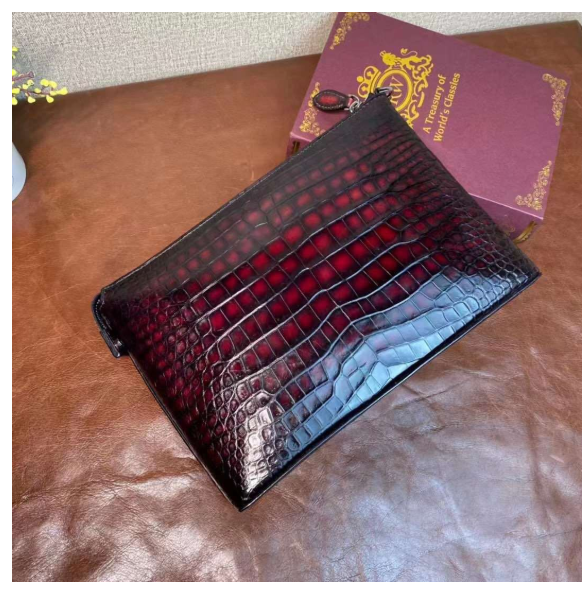 新品！希少品パティーヌ染めクロコダイル クラッチバッグ 大容量 メンズバッグ ストラップ付き