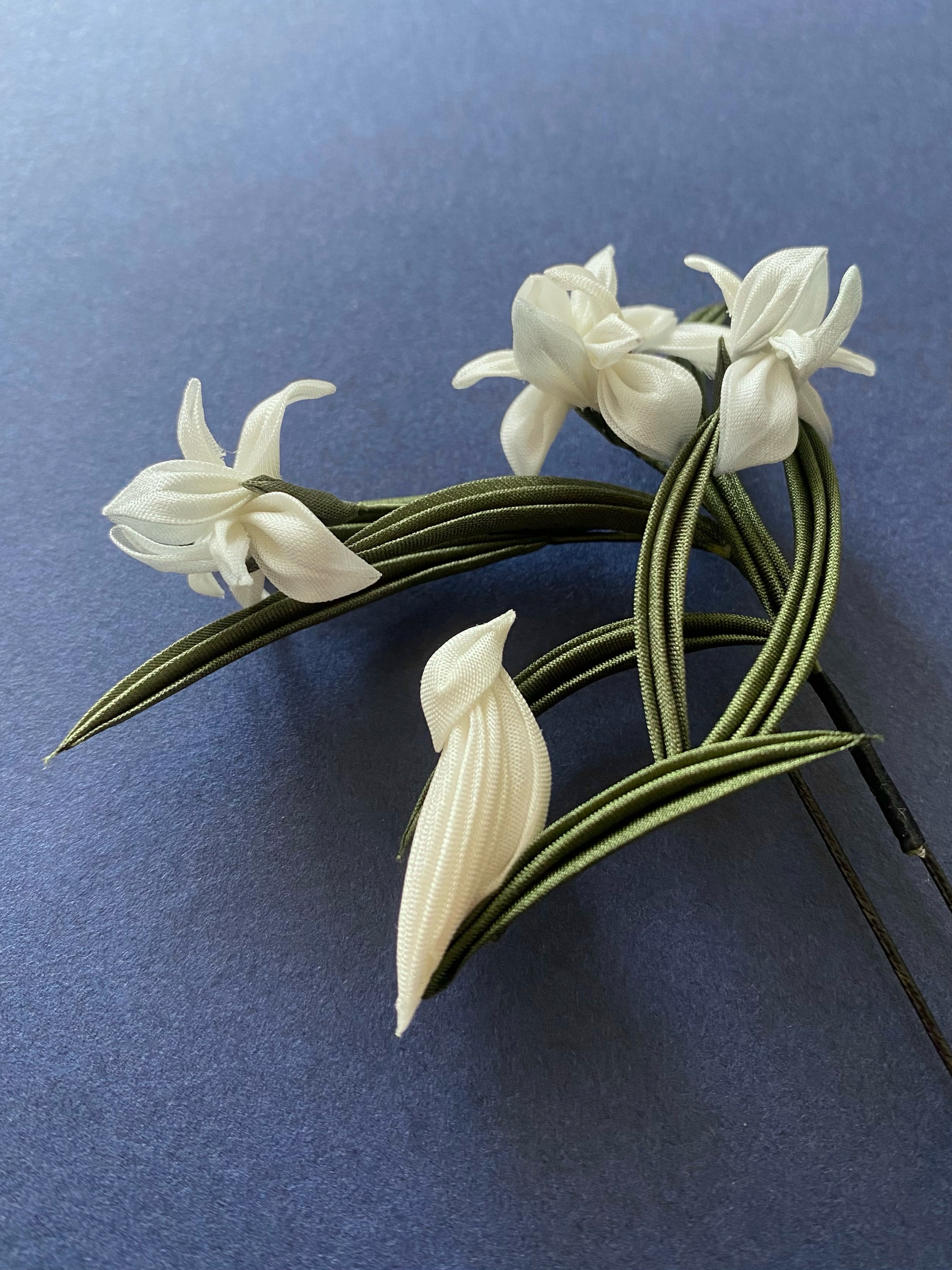 アヤメと白い小鳥の髪飾り《正絹/つまみ細工》桐箱入|観劇・お茶会・和装でのお出かけに