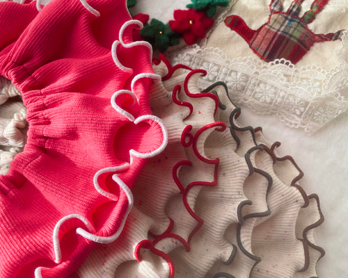 クリスマスカラーのフリルスタイ ❄︎˚✧₊ スタイ・よだれかけ sora