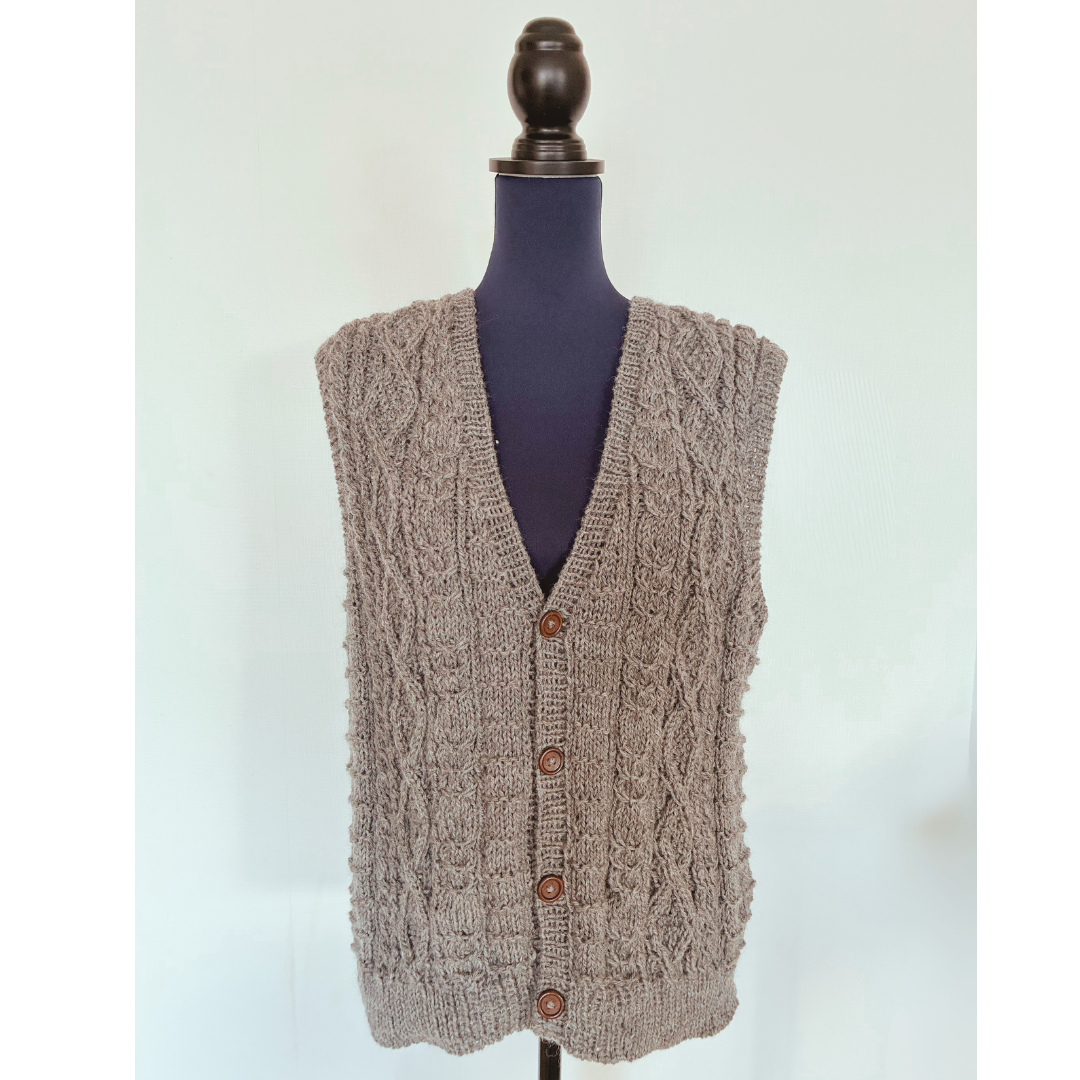 アラン模様のVネックボタンベスト~メンズサイズ(ウール100%)~