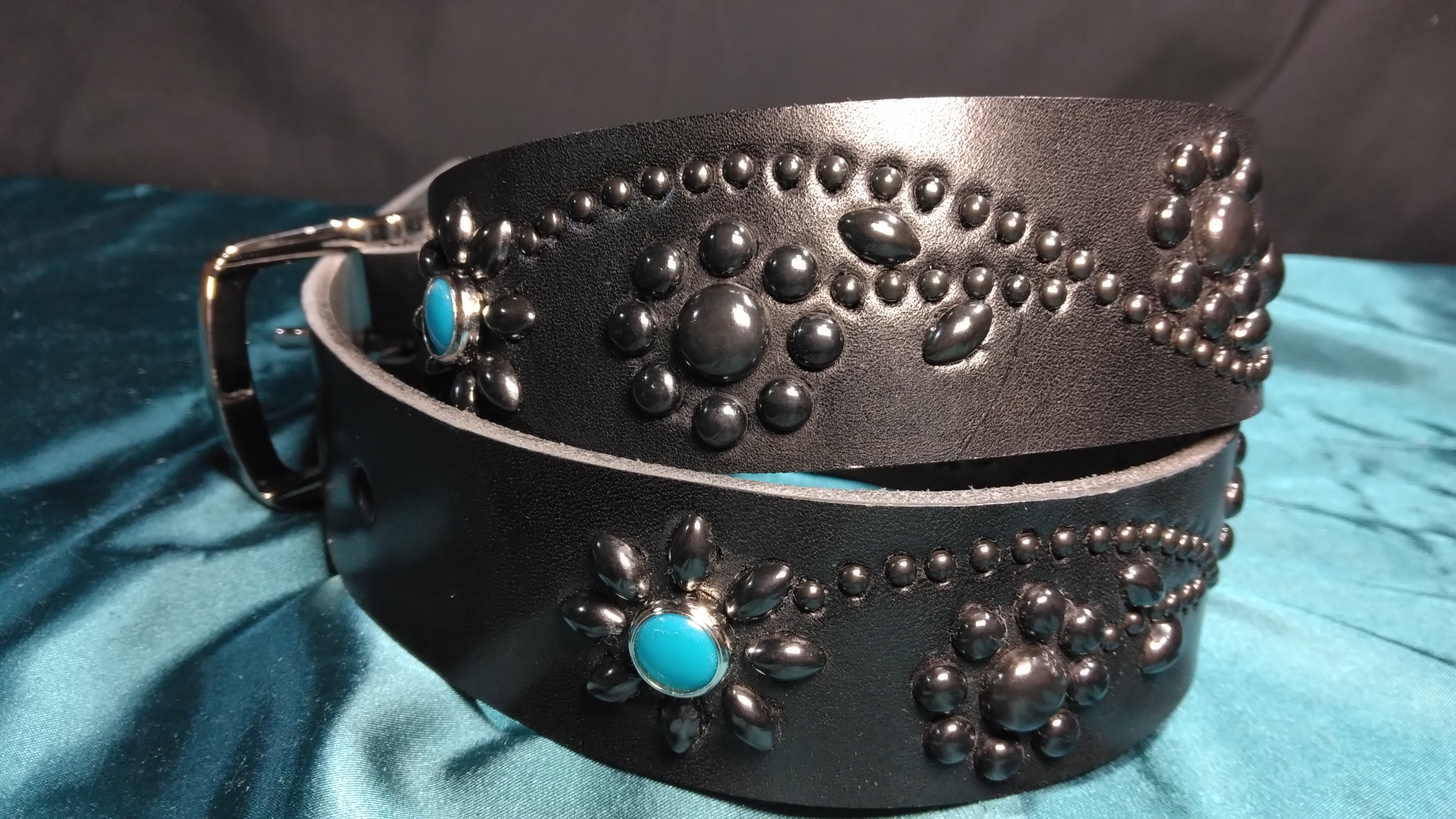 栃木レザー　ツタ＆フラワー　ソリッドブラス　ブラックスタッズベルト