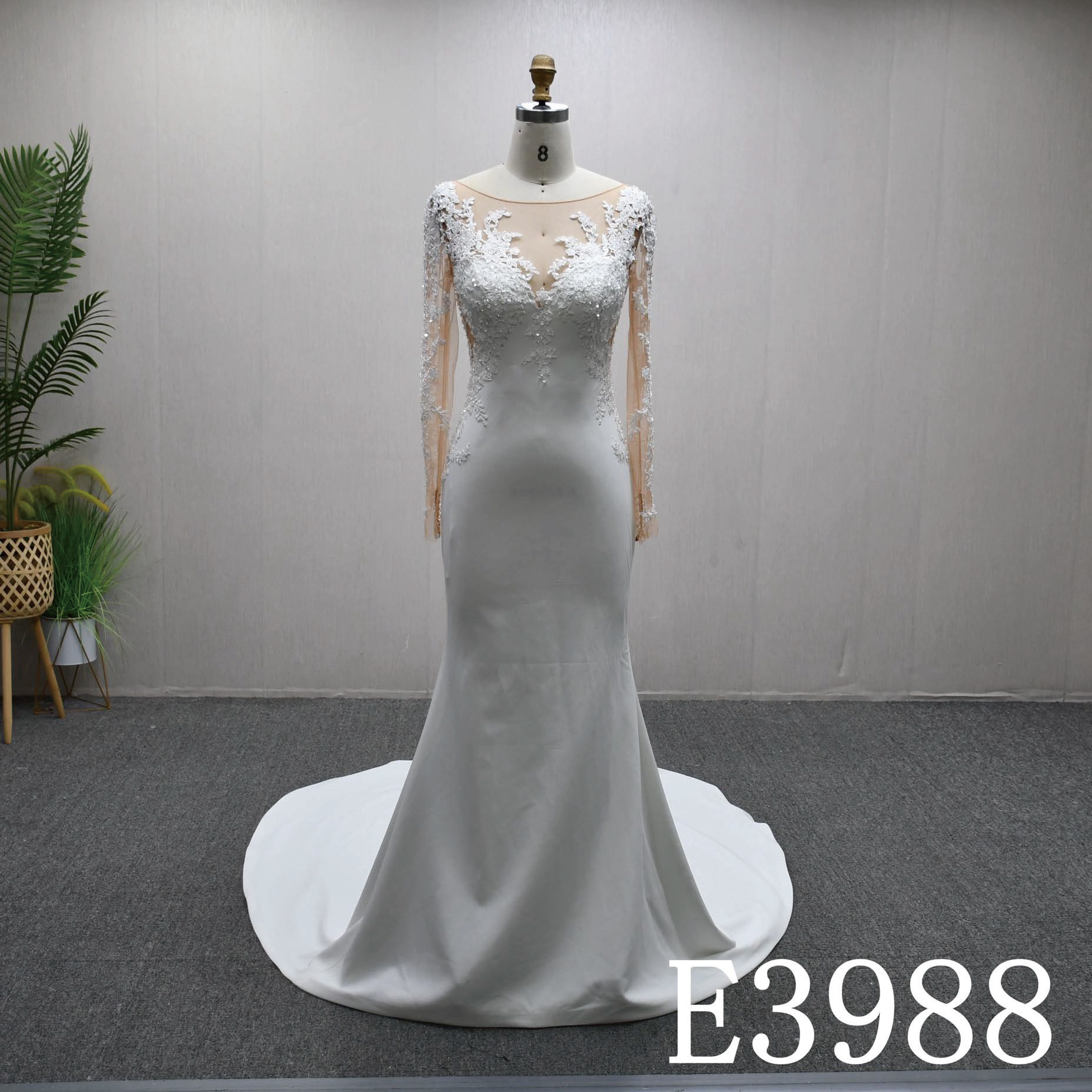 抜群のおしゃれ見え　タイトスカート　ホワイト白　マーメイドドレス　マーメイドドレス　長袖　フランスレース　ビーズ結婚式