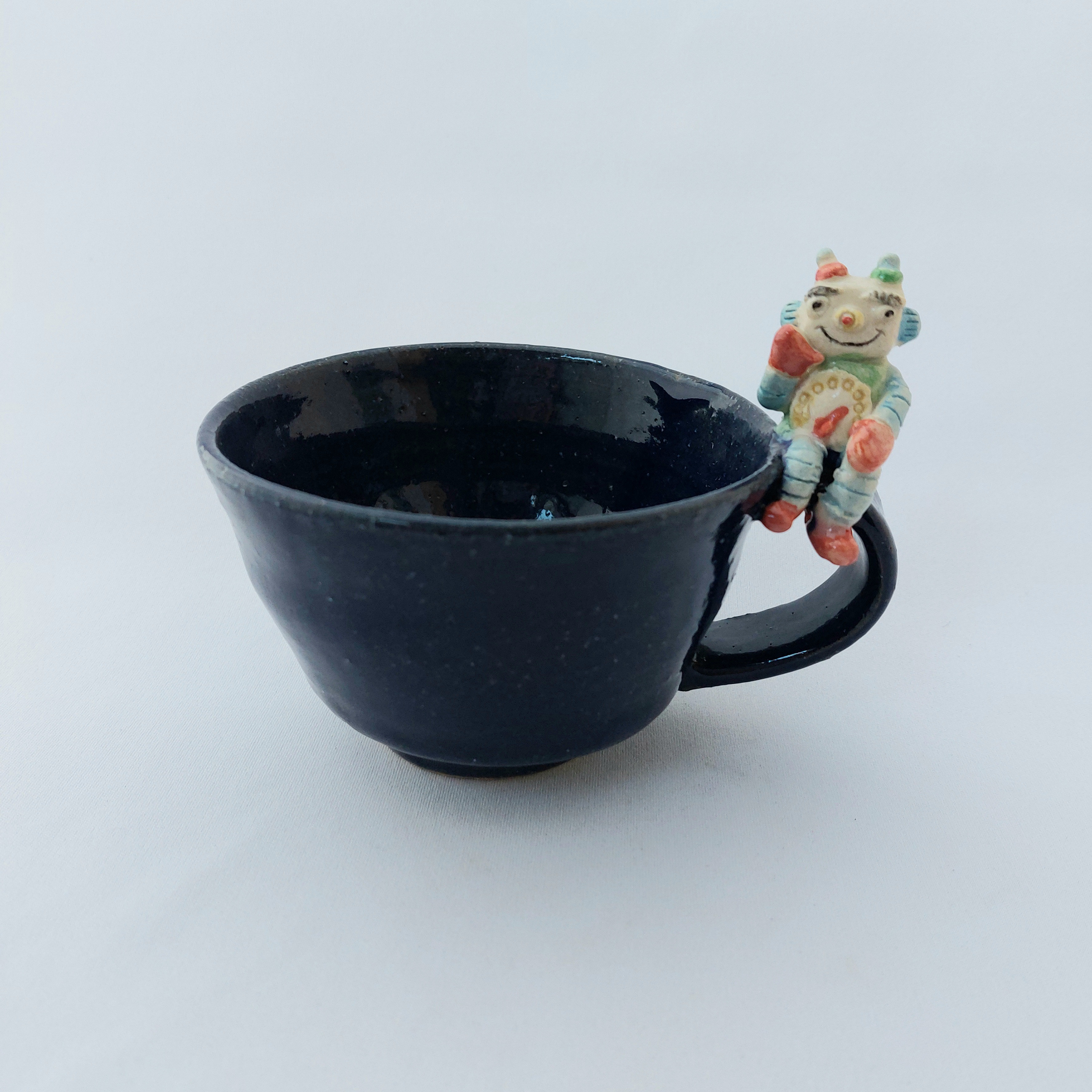 ちょこんと座るロボットのコーヒーカップ【青】
