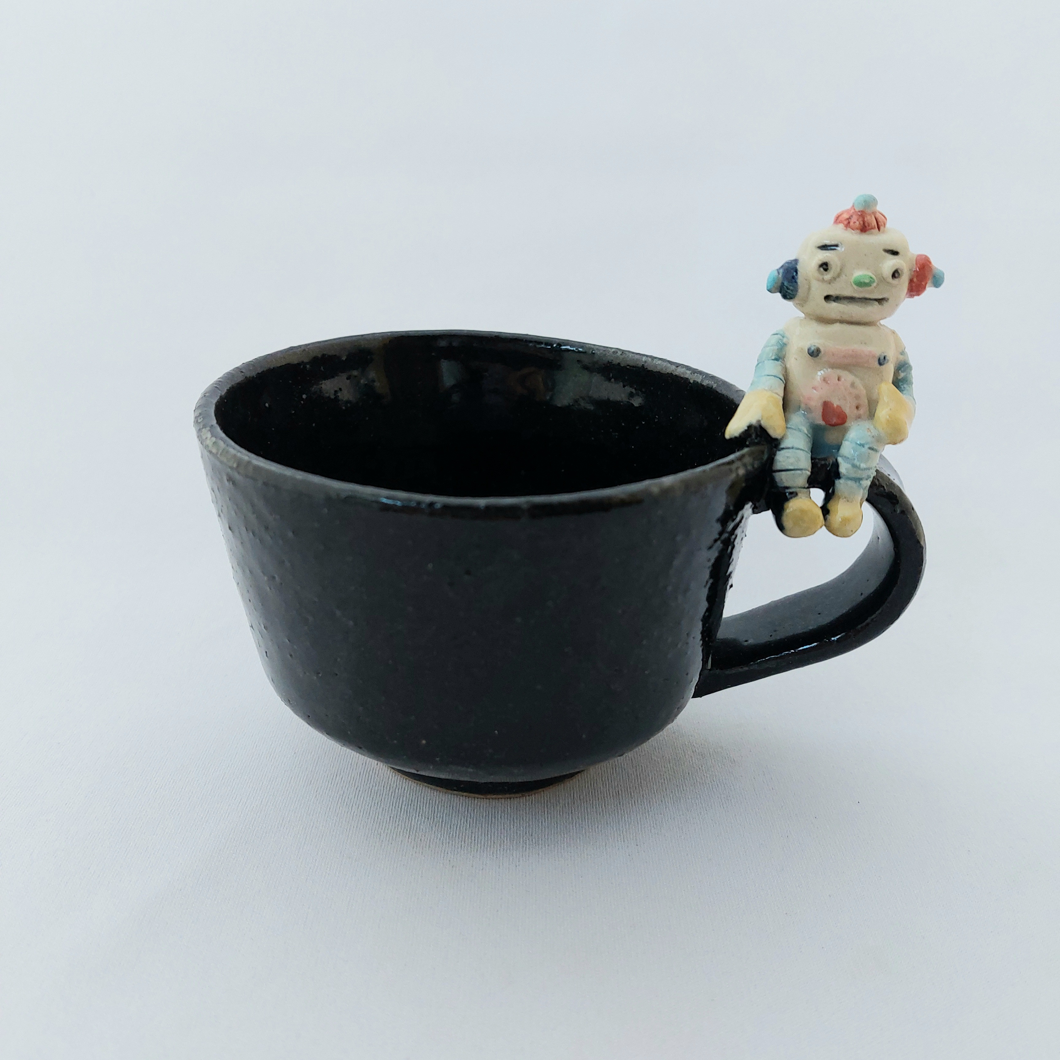 ちょこんと座るロボットのコーヒーカップ【黒】