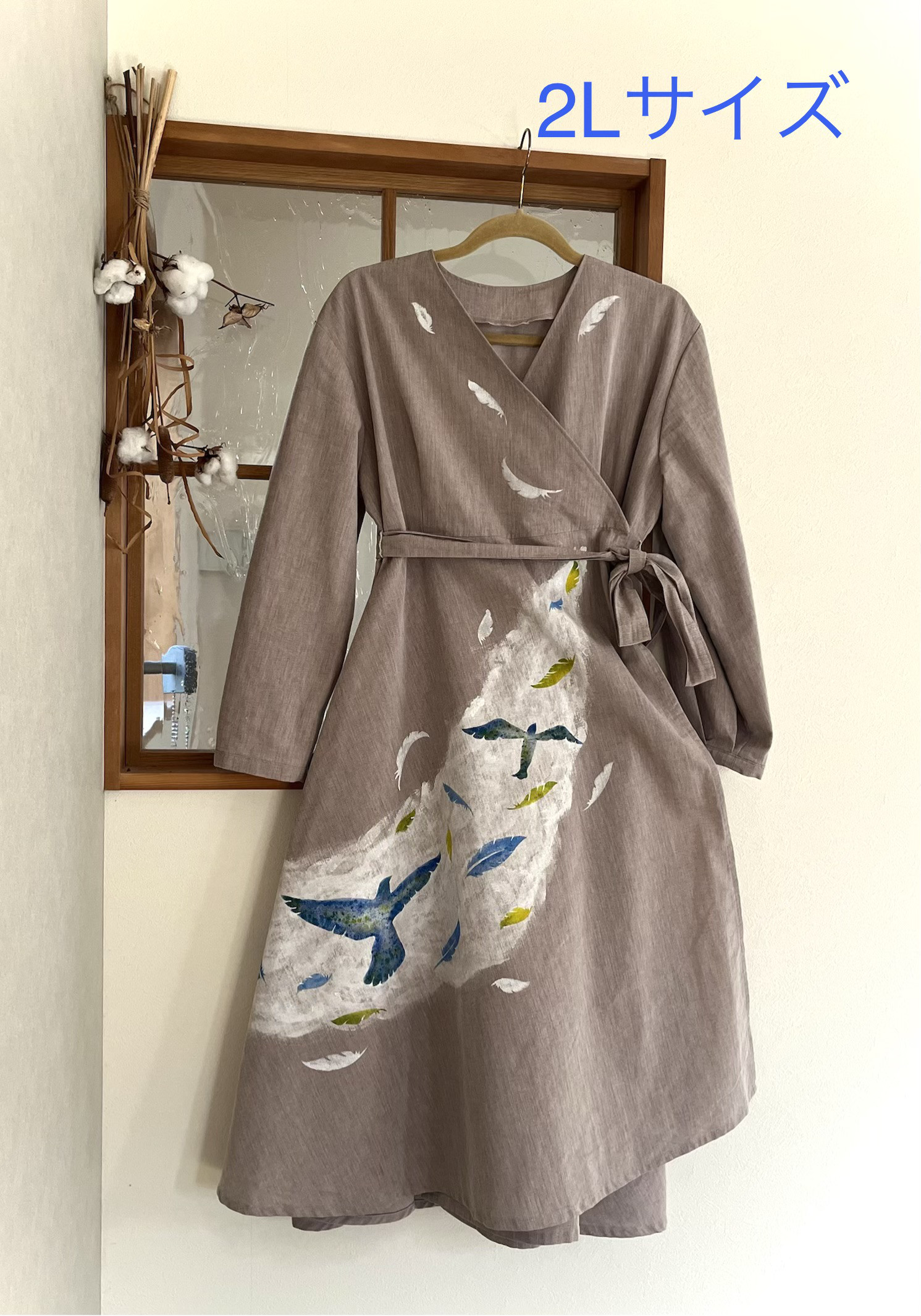 【そよ風　羽根のカシュクールワンピース・ぽっちゃり低身長さん向け・２Lサイズ・染色　鳥の羽根