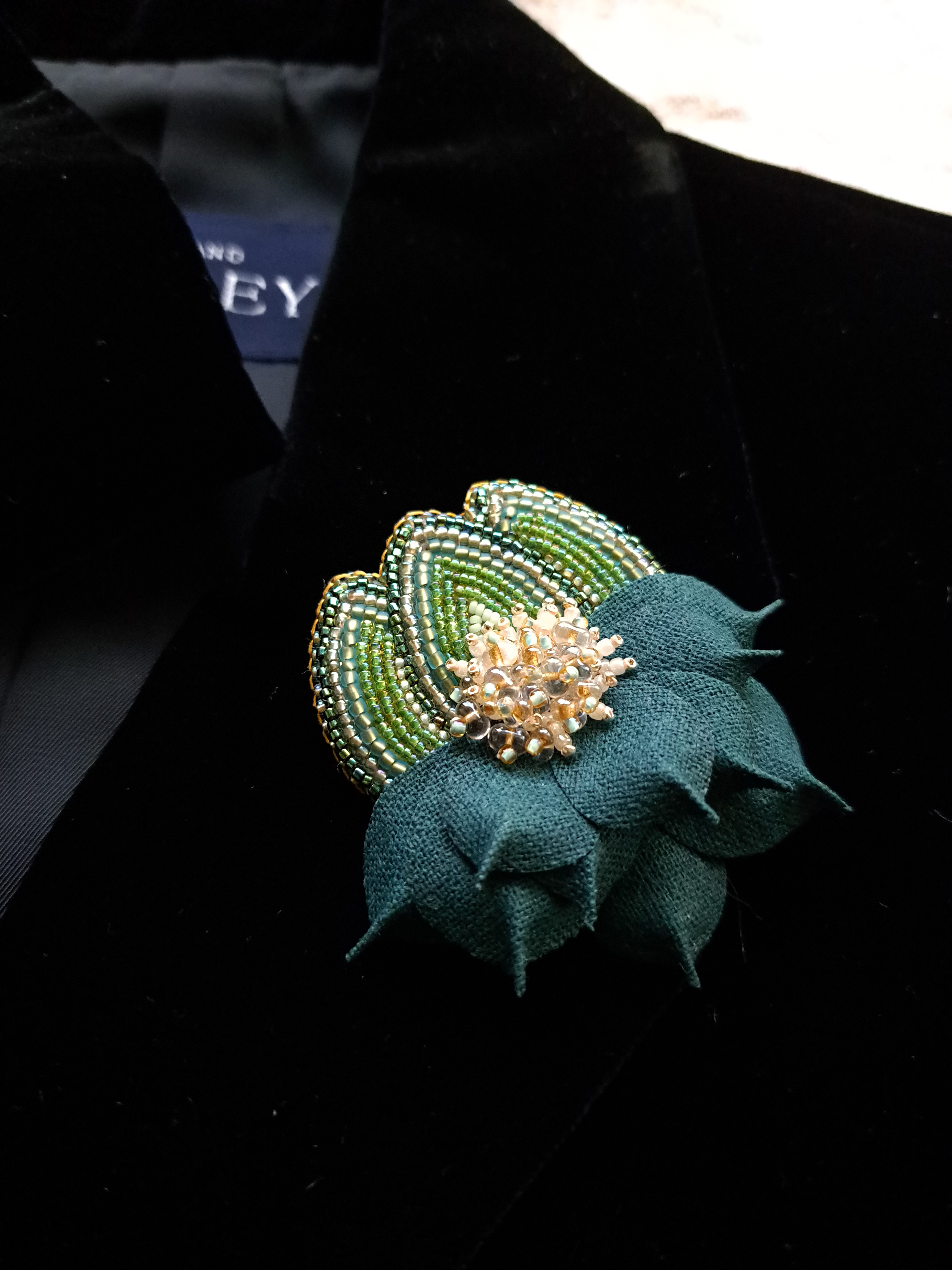 リネンの花びら　輝く　ビーズ刺繍　ブローチ   グリーン系