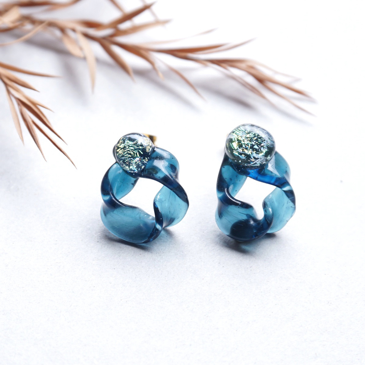 フリルのピアス／S／ブルーラメ