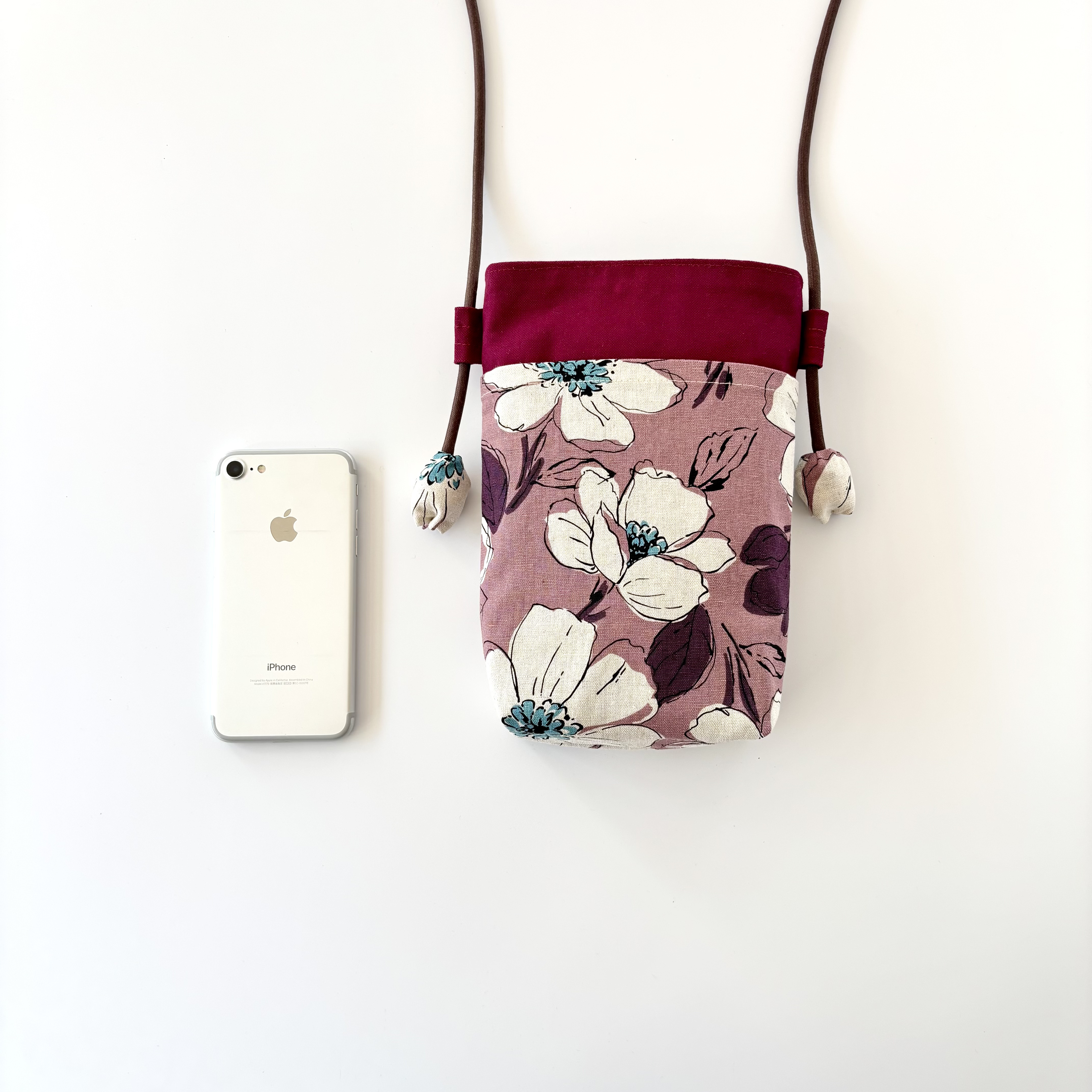 ちょっと大きめＬサイズ　大人の花柄⭐️布製スマホポシェット［ワイン✖️ピンク］旅行や女子会のおともに