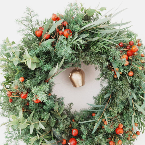 針葉樹と赤い実のクリスマスリース 針葉樹と赤い実のクリスマスリース