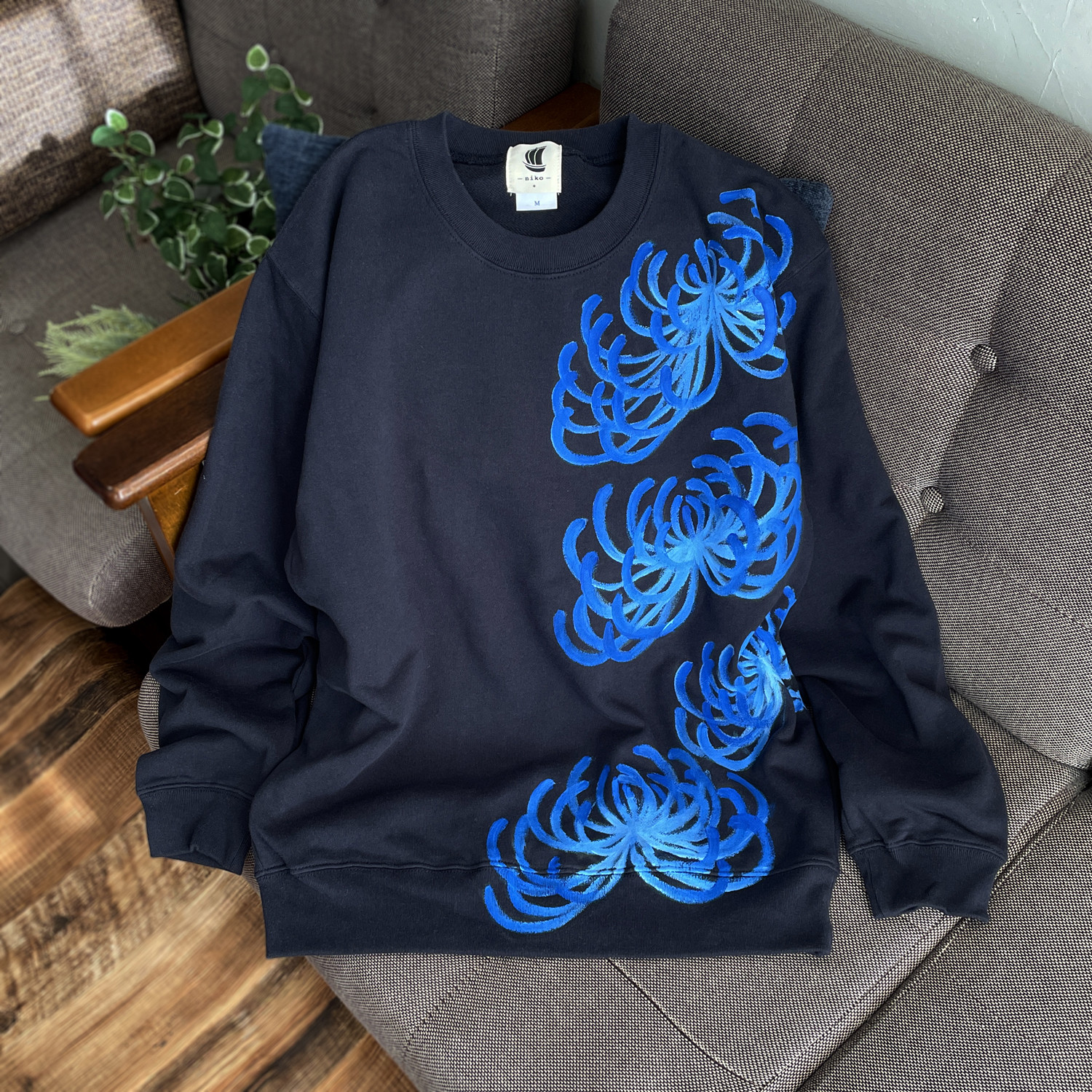手描き菊柄トレーナー ネイビー クルーネックスウェット 男女兼用サイズ