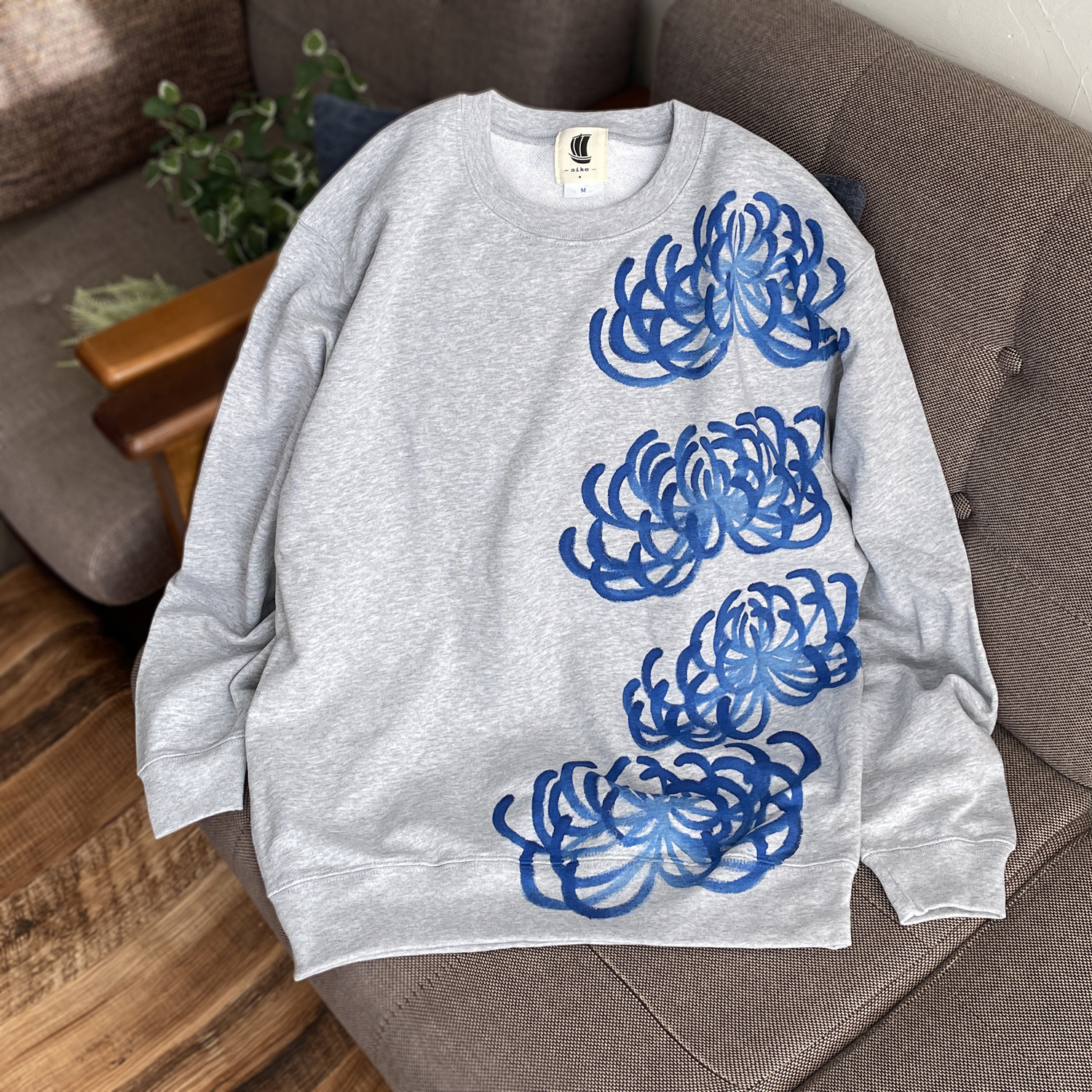 手描き菊柄トレーナー グレー クルーネックスウェット 男女兼用サイズ