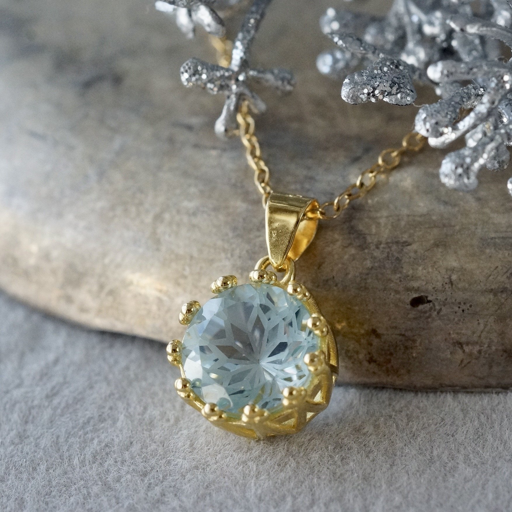 【送料無料】11月誕生石　ブルートパーズ　フラワーカット　ペンダントトップ　18kgp　シルバー925　8mm