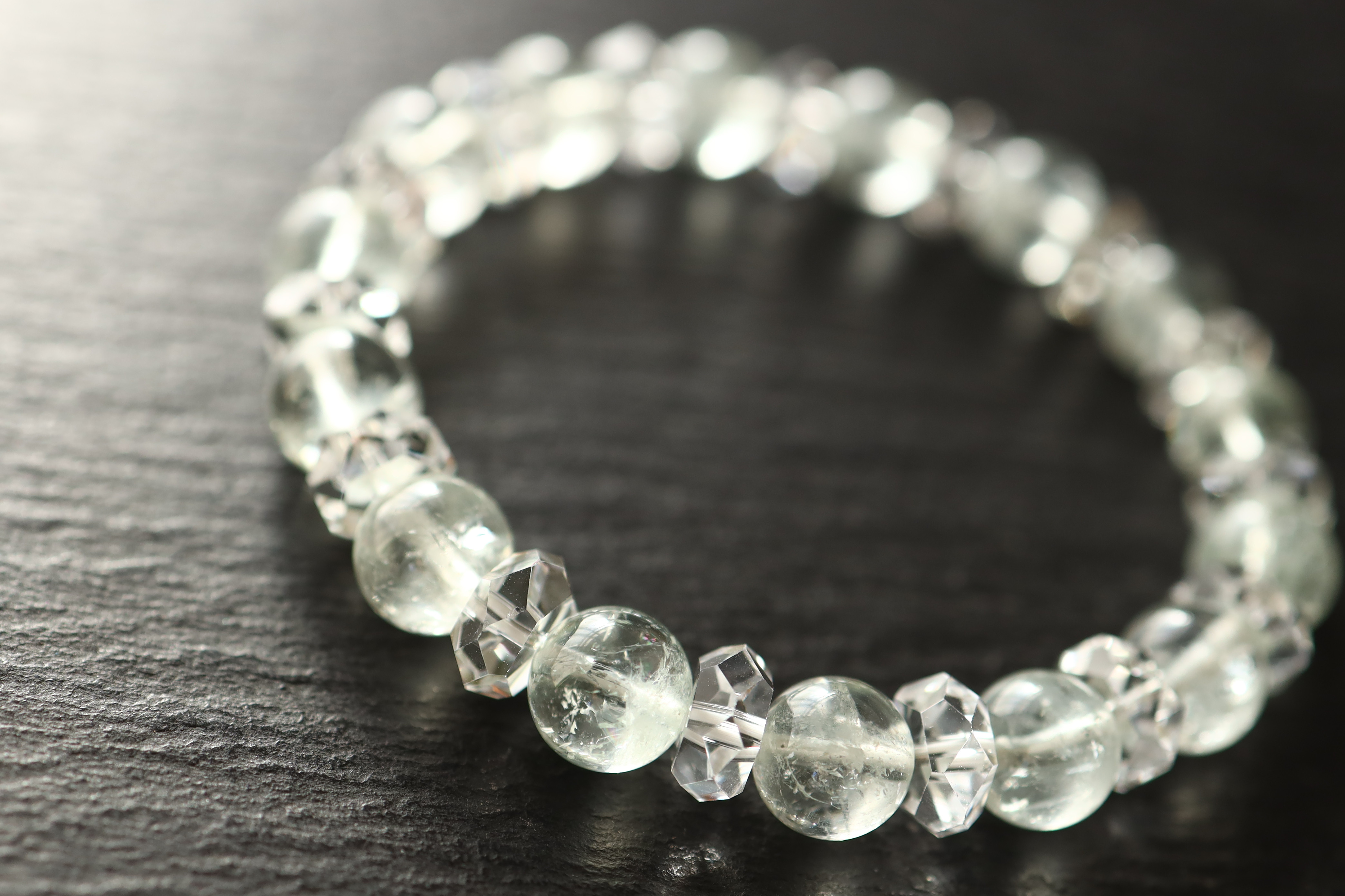 …☆スーパープレミアムブレス☆全ての石に虹を持ちます☆アイリスイングリーンアメジスト：約8ミリ＆水晶☆天然石☆…