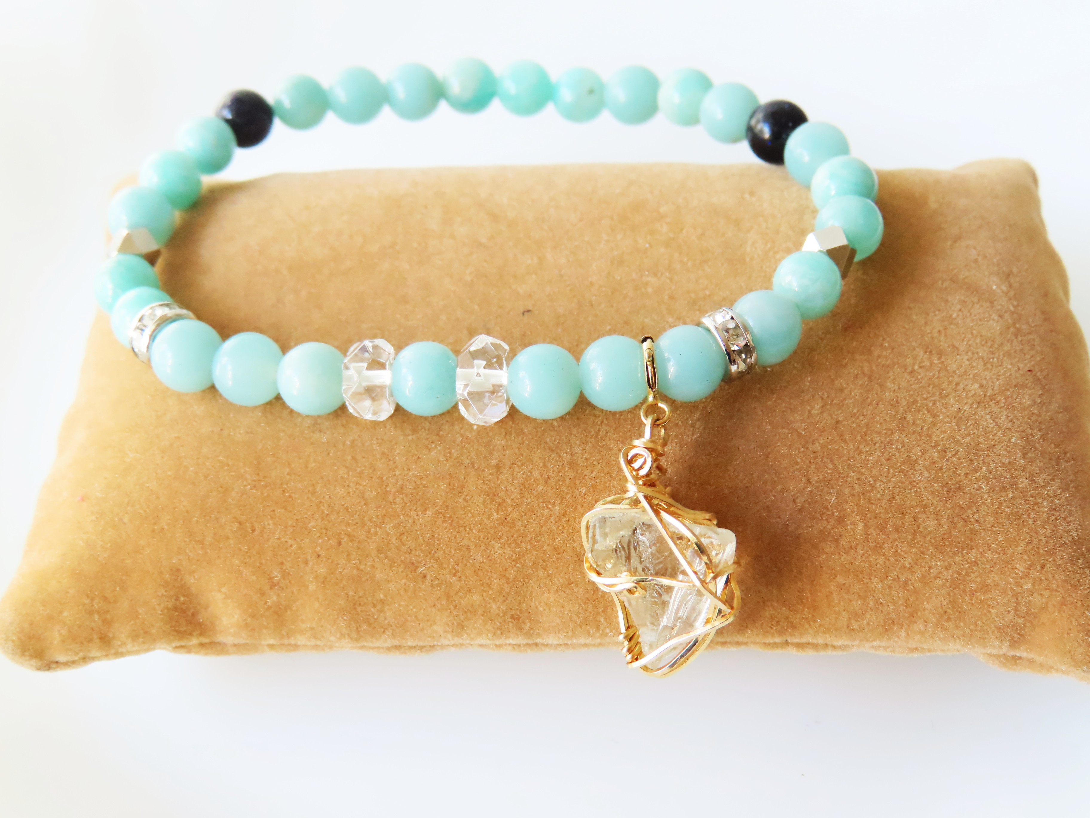 30％OFF アマゾナイト＆アンダラクリスタルチャーム付き　ブレスレット　　　Hopestone、希望と幸運