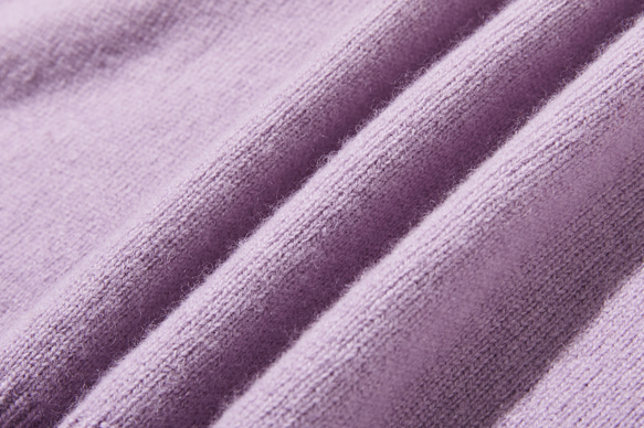 舒適時尚的針織衫，適合秋冬季節穿著。 100%羊毛，淺紫色（251120-8）。 第9張的照片