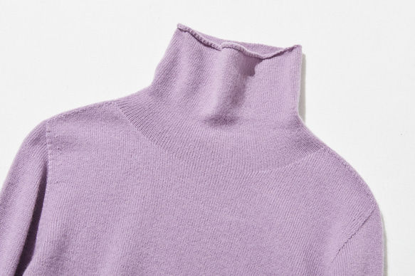 舒適時尚的針織衫，適合秋冬季節穿著。 100%羊毛，淺紫色（251120-8）。 第2張的照片