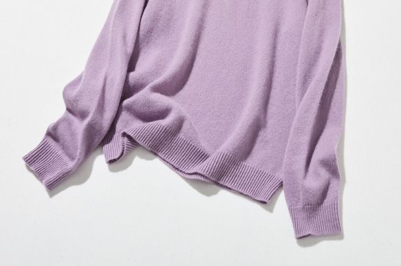舒適時尚的針織衫，適合秋冬季節穿著。 100%羊毛，淺紫色（251120-8）。 第3張的照片