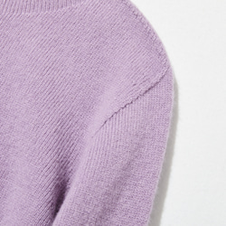 舒適時尚的針織衫，適合秋冬季節穿著。 100%羊毛，淺紫色（251120-8）。 第4張的照片