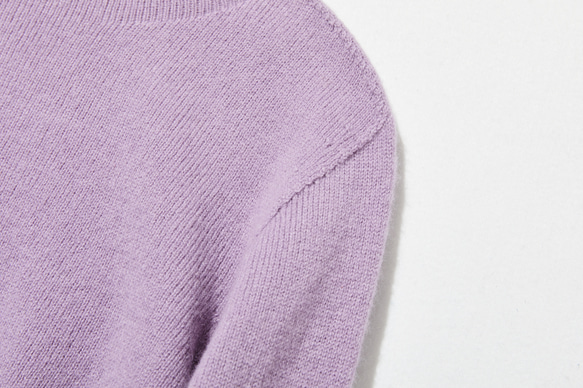 舒適時尚的針織衫，適合秋冬季節穿著。 100%羊毛，淺紫色（251120-8）。 第4張的照片
