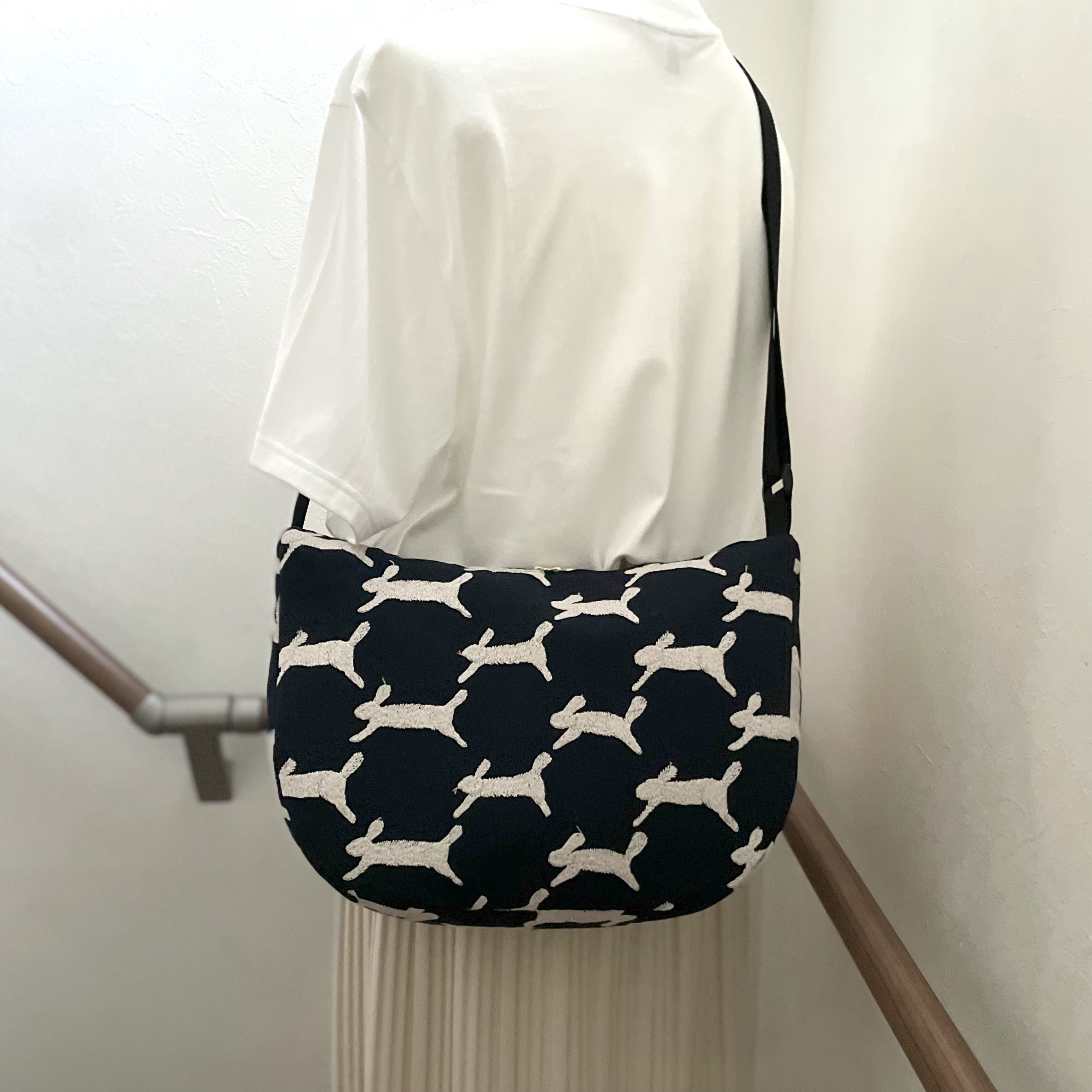 ⚮̈ミナペルホネン　からだにフィットするボディバッグ"LL"　runrunrun navy