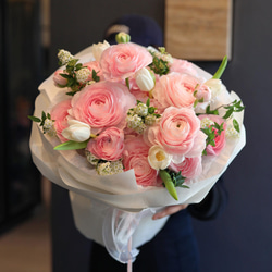 冬のラナンキュラス｜淡いピンクのやさしい花束 ブーケ King 通販