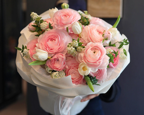 冬のラナンキュラス｜淡いピンクのやさしい花束 ブーケ King 通販