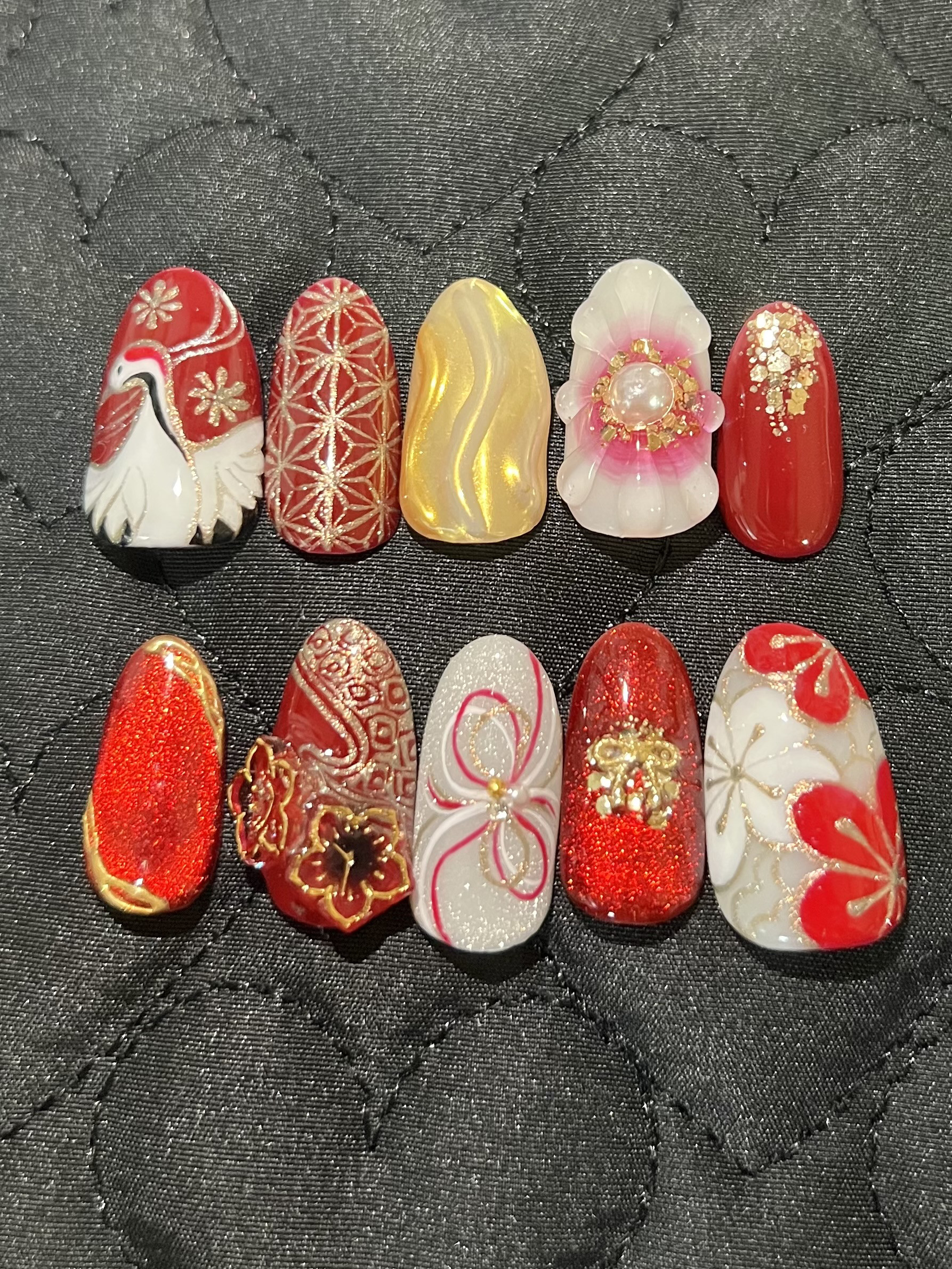 赤×ゴールド基調アートたくさんの和柄ネイル