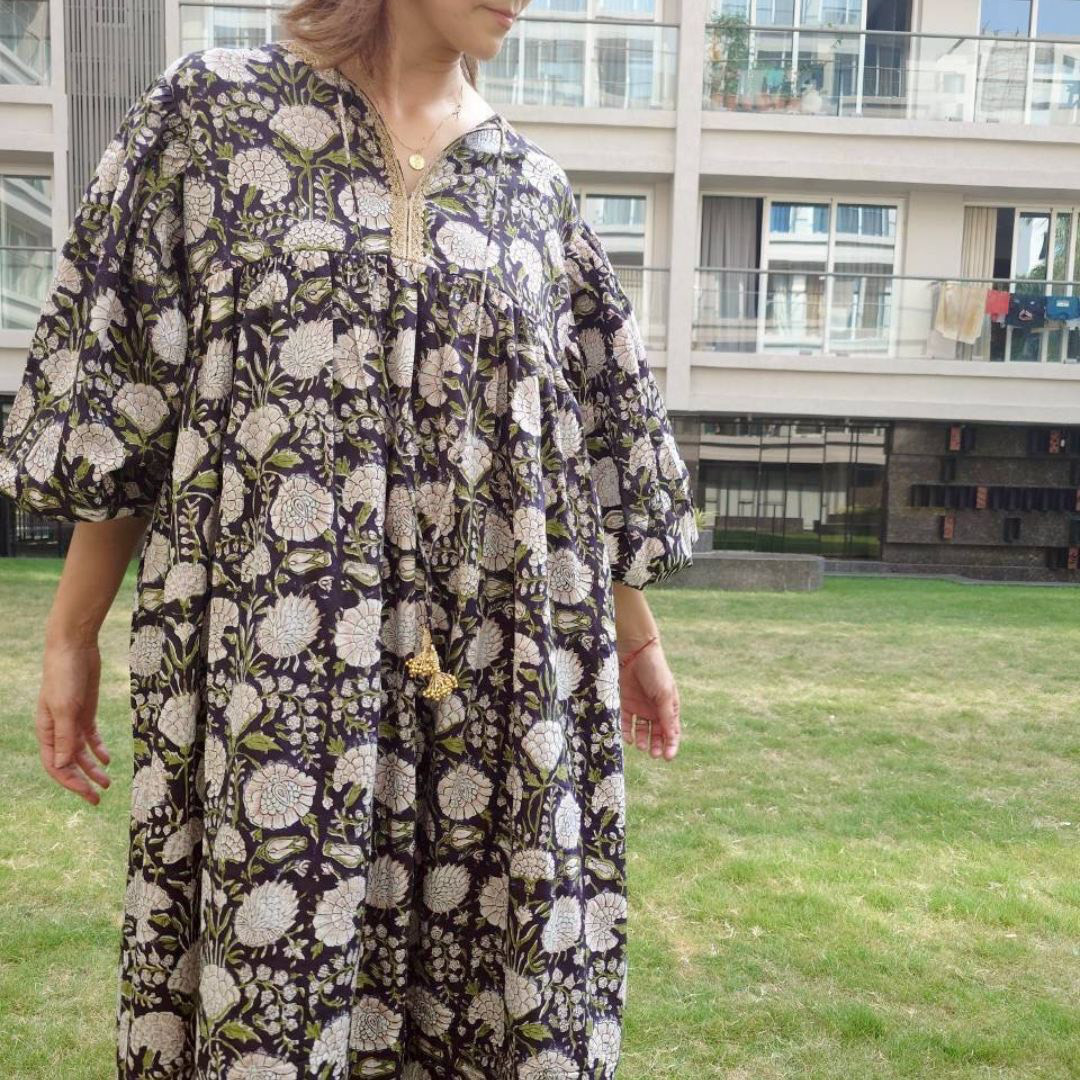 【両ポケット＆裏地綿付】ゆったり華やぐ　ザリブレード×花束ラトカン ふんわり贅沢バルーンスリーブワンピース｜インド綿