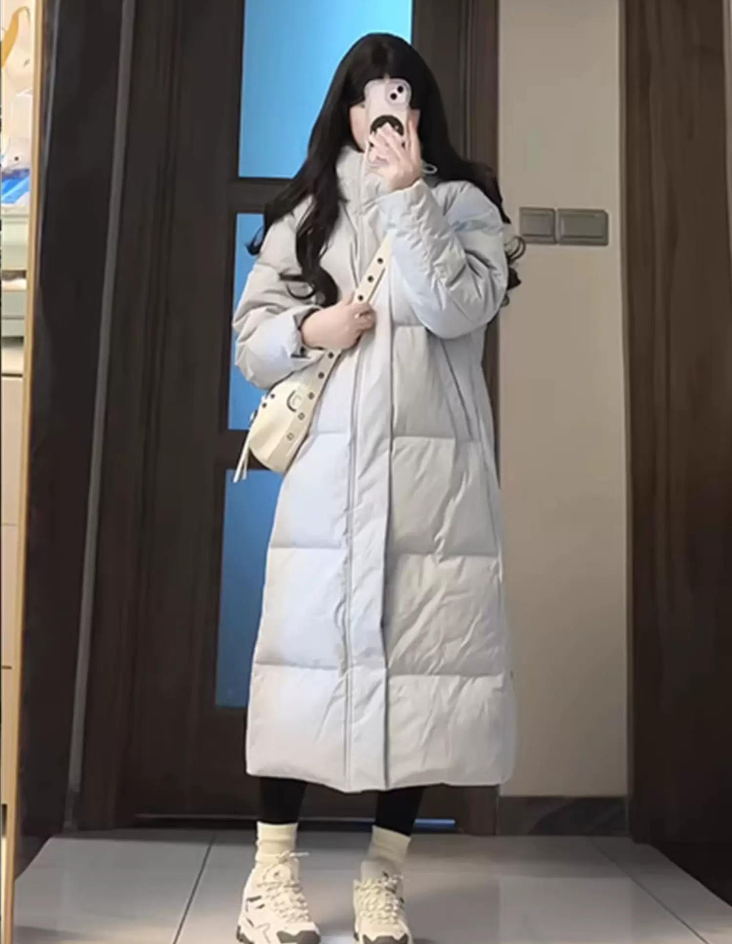 2025年ストレートホワイトカモフラ牛角ボタン ダウンジャケット女性中長期大毛襟厚手冬ファッションコート 高級感 旅行