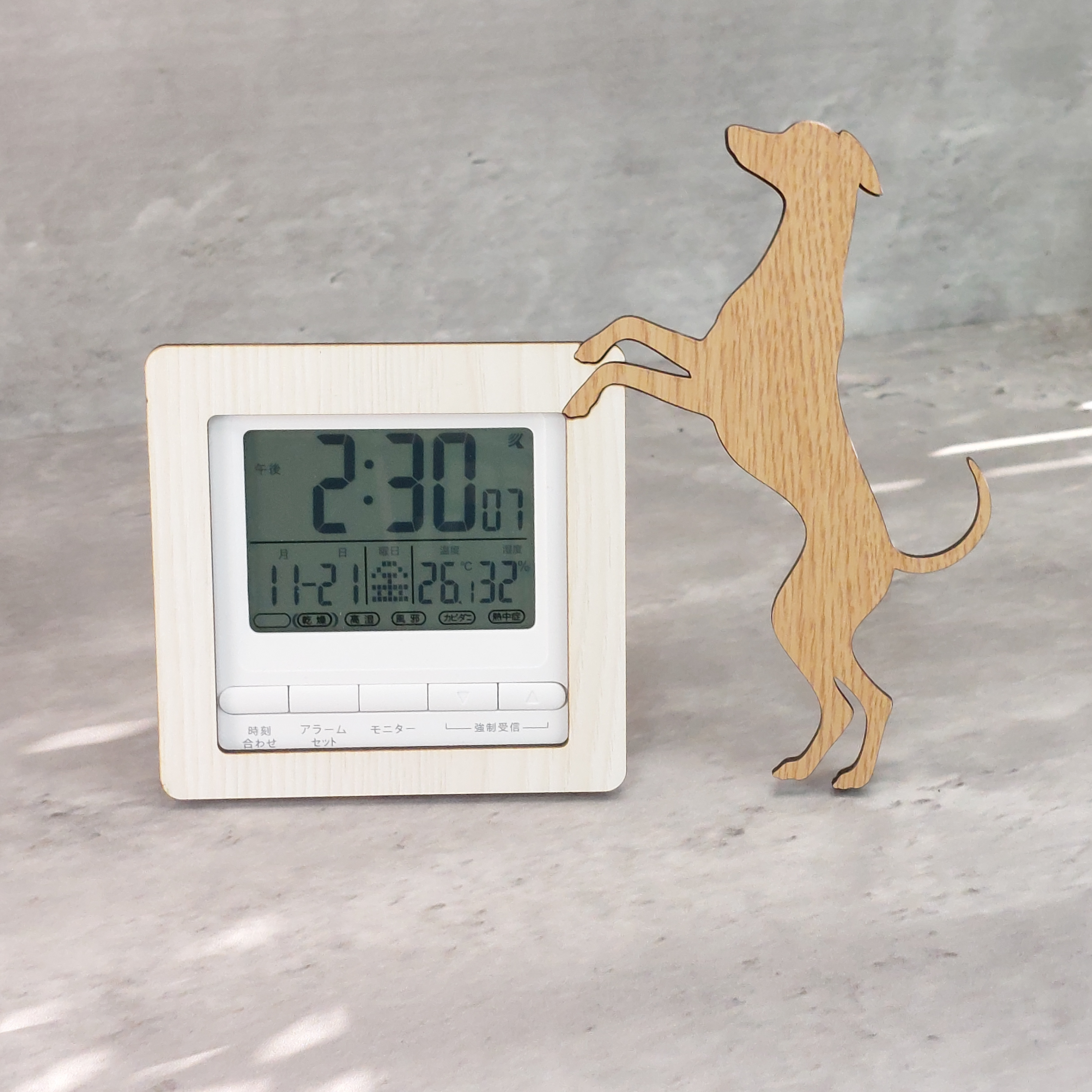 【電波時計】ワンちゃんが寄り添う電波デジタル時計 ― イタグレ　ベージュ