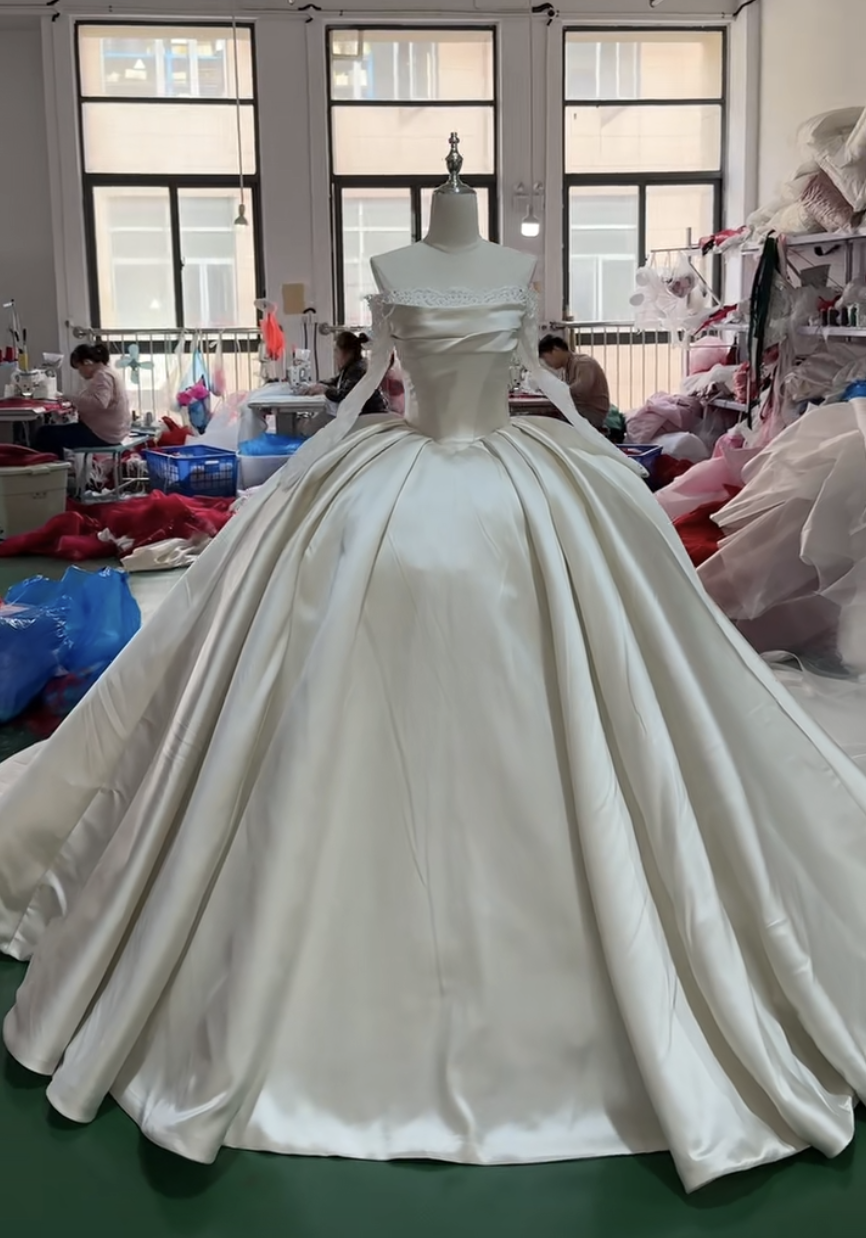 高級サテン　取り外し可能レース袖　二の腕カバー　エレガントなシルエット　痩せて見える　Princessお姫様　ブライダル