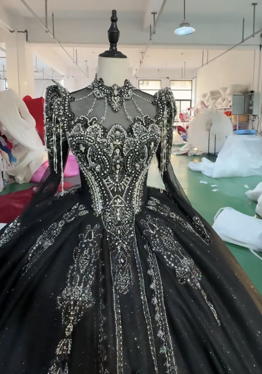 素材感を際立つ　ホルターネック　ふんわりチュール　ブラック黒　長袖　カラードレス　フロアー丈　前撮り音楽会演奏会レース