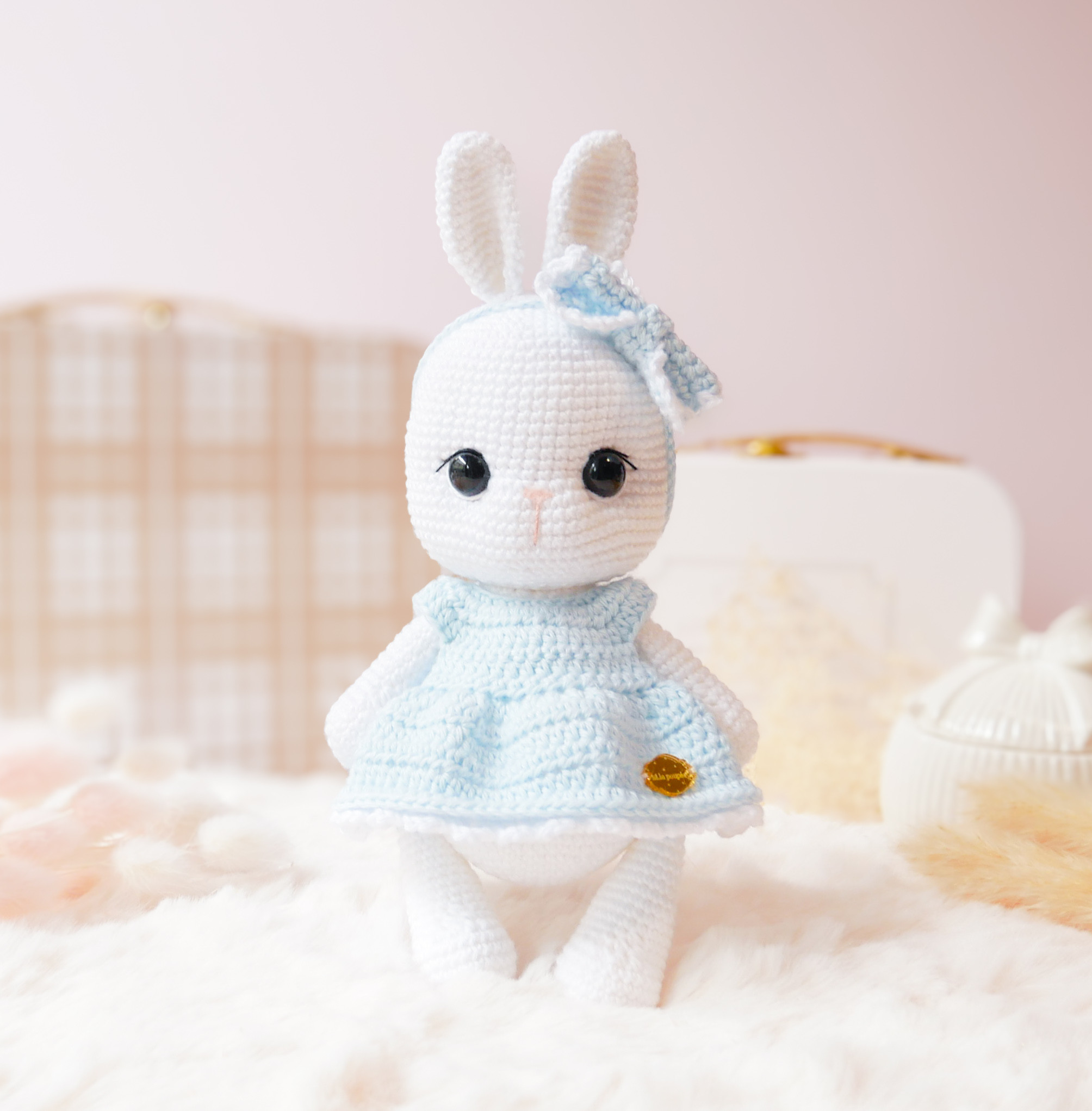 あみぐるみ　淡い色のドレスとリボンのうさぎさん