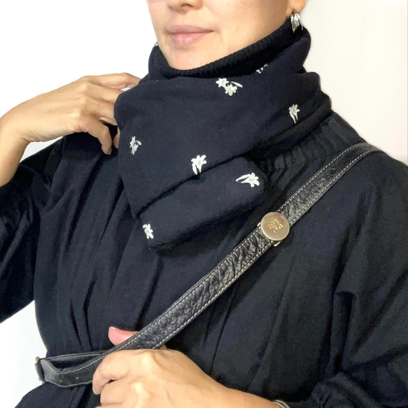 LILY ORIGINAL PRINT 大人の上質&暖かフリース コンパクトマフラー(BLACK) 3枚目の画像