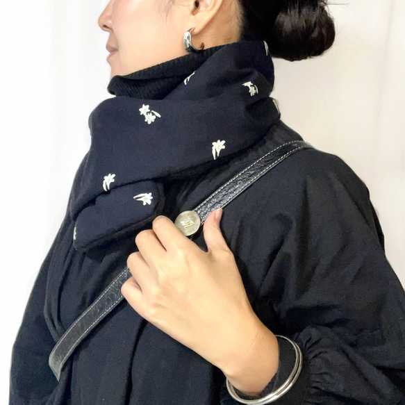 LILY ORIGINAL PRINT 大人の上質&暖かフリース コンパクトマフラー(BLACK) 1枚目の画像