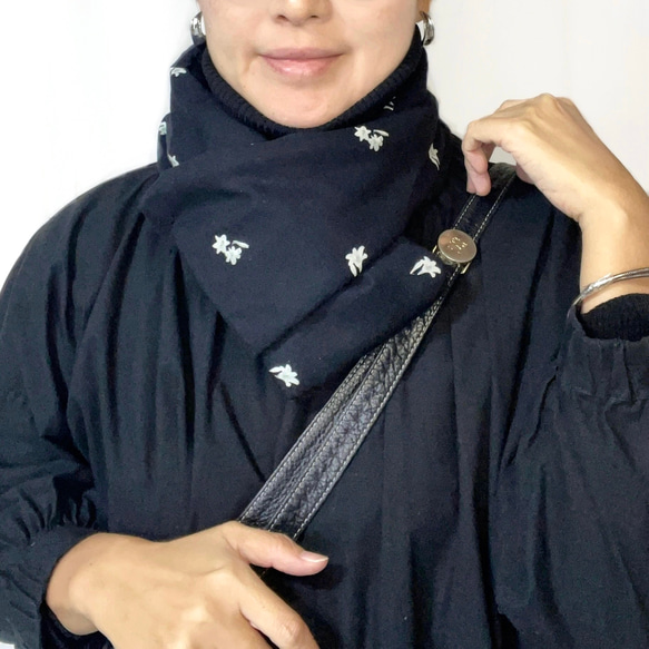 LILY ORIGINAL PRINT 大人の上質&暖かフリース コンパクトマフラー(BLACK) 2枚目の画像