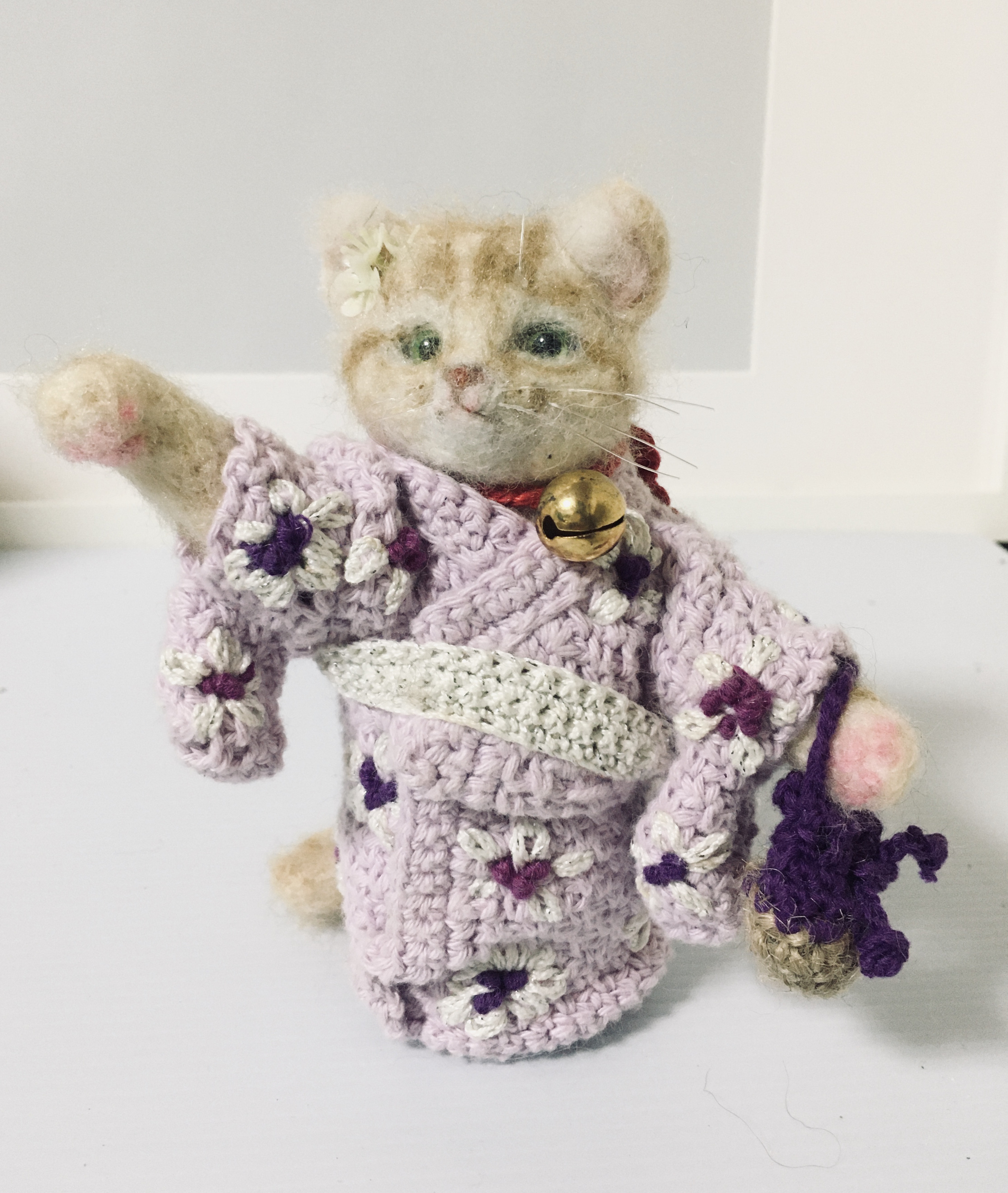 一点物・高さ14cm】リアルな風合いと愛嬌を両立！茶トラ猫の羊毛フェルト招き猫ミニオブジェ