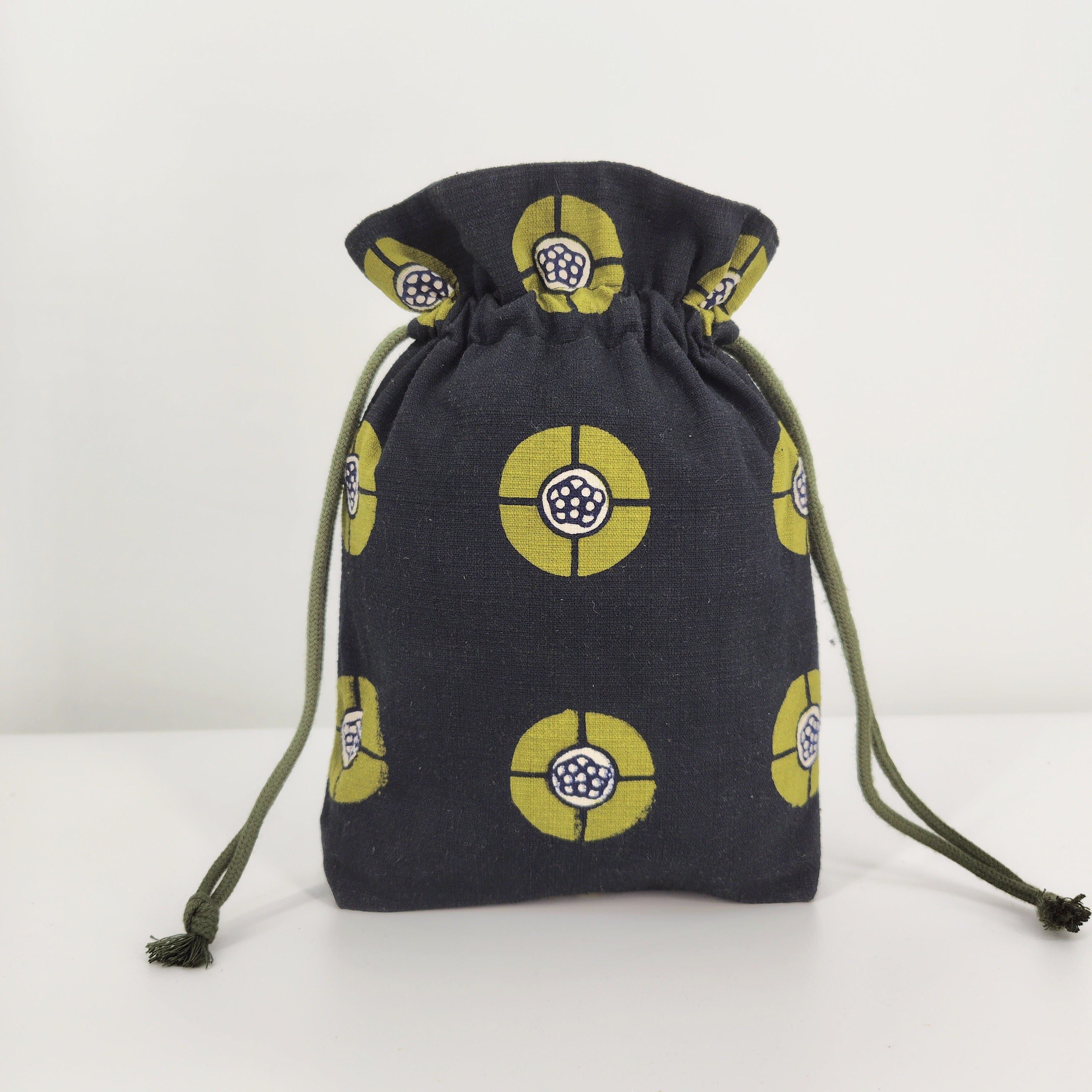 一点物｜型染め巾着袋｜円文模様・黄緑×黒色｜手染め・和モダン｜伝統工芸
