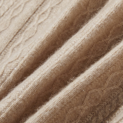 這款精美的冬季必備單品採用立體阿蘭花紋設計。羊絨和羊毛混紡高領針織衫，淺棕色，貨號：251122-2 第10張的照片