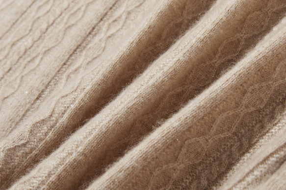 這款精美的冬季必備單品採用立體阿蘭花紋設計。羊絨和羊毛混紡高領針織衫，淺棕色，貨號：251122-2 第10張的照片