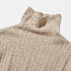 這款精美的冬季必備單品採用立體阿蘭花紋設計。羊絨和羊毛混紡高領針織衫，淺棕色，貨號：251122-2 第2張的照片